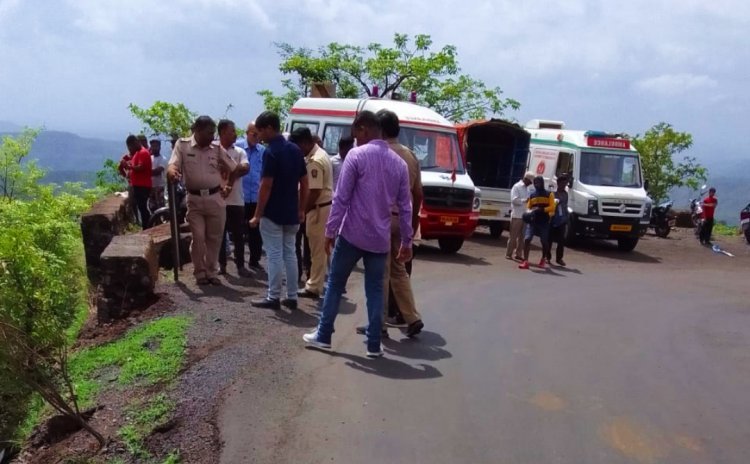 कुंभार्ली घाटात भीषण अपघात दोनशे फूट खोल दरीत कार गेली.. एकाचा मृत्यू